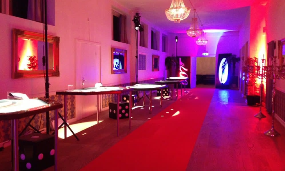 007 Casino Royale tema med rød løber og lounge-lys