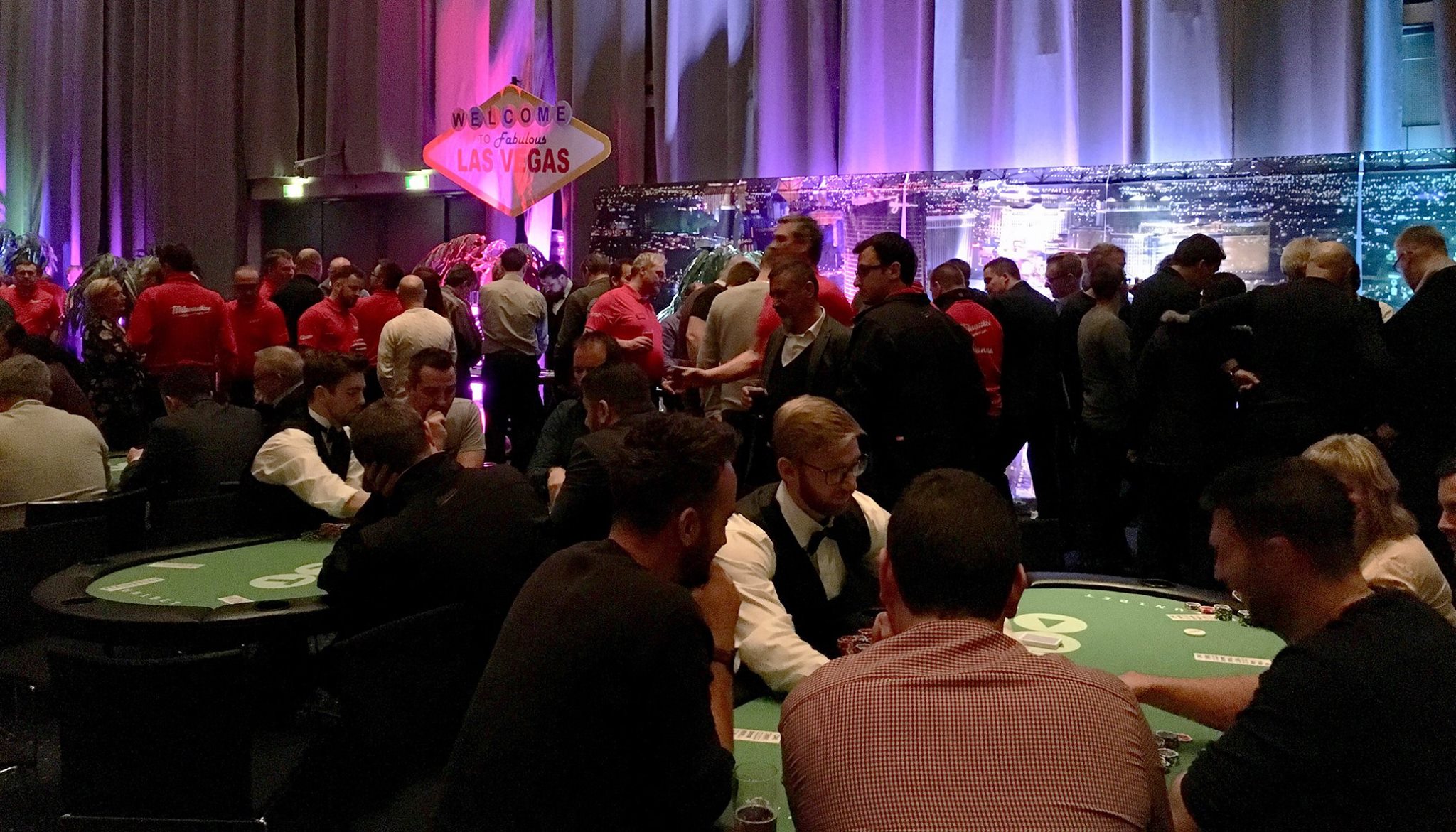 Grønne pokerborde stillet op før gæsterne ankommer