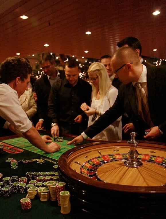 Gæster samlet om roulettebordet til casino event