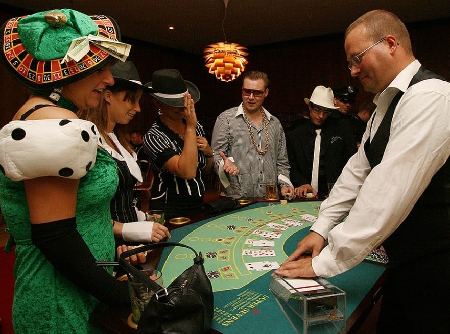 Temafest med udklædte gæster ved blackjack-bordet